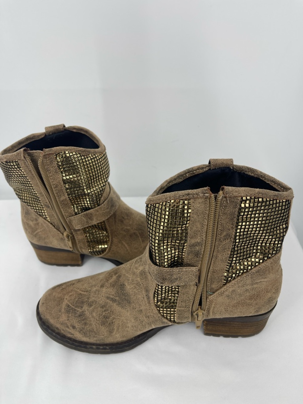 DOLCE BY MOJO MOXY Tan Suede-Look Ankle Boots with Gold Studded WOMENS SIZE 8.5 - Picture 6 of 9